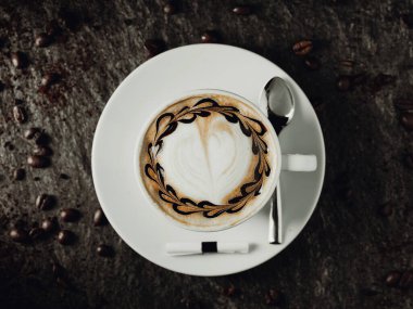 Kahve fincanı ahşap masada. Üst görünüm.