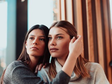 Çeşitli arkadaşlar, kızlar lezbiyen çift kucaklaşması. Tarz sahibi havalı nesiller. Aşık olan kadınlar romantik ilişkilerden hoşlanırlar.