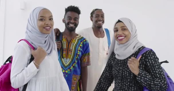 Afrikaanse studenten in traditionele klederdracht en voorbereiding op activiteiten aan de universiteit — Stockvideo