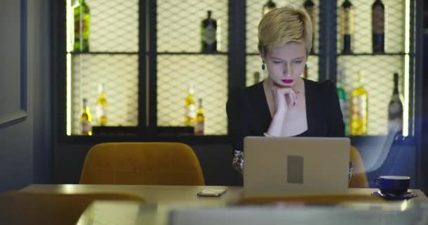 Donna d'affari che lavora sul computer portatile in caffetteria — Video Stock