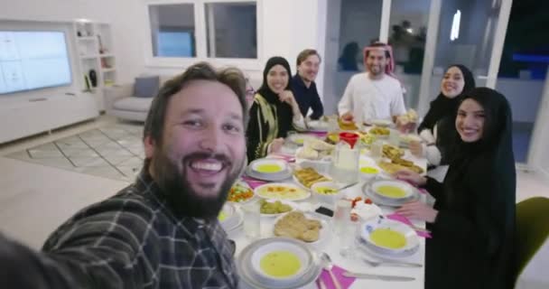 La familia islámica que come y bebe halal islámico — Vídeos de Stock
