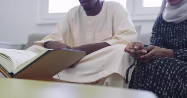 Afrykańska para muzułmanów w domu w Ramadan czyta Koran Holly Islam Book — Wideo stockowe