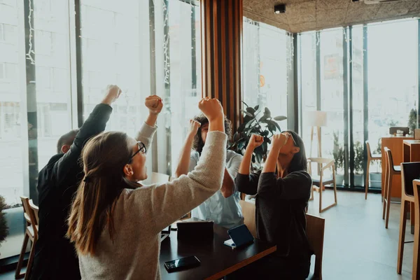 Een groep zakenmannen viert feest met hun handen omhoog — Stockfoto