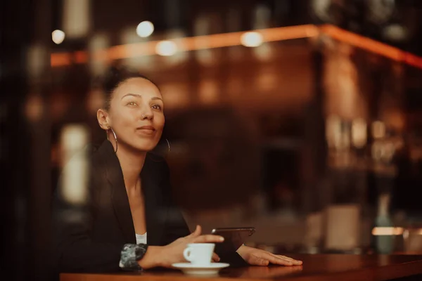 Una mujer latina sentada en un café en un descanso del trabajo — Foto de Stock