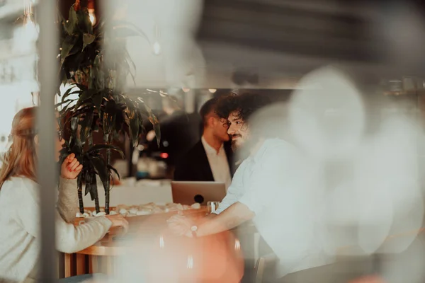 Företag par sitter i ett café efter en vardag — Stockfoto