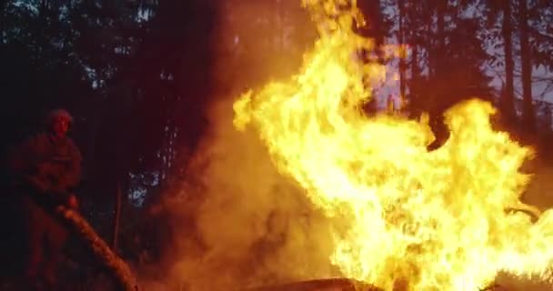 Soldats des unités spéciales d'élite dans la forêt la nuit — Video