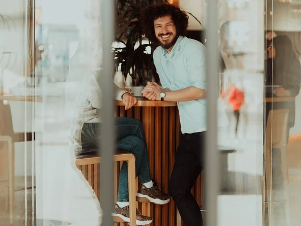 Paret vilar på ett café efter ett hårt arbete — Stockfoto