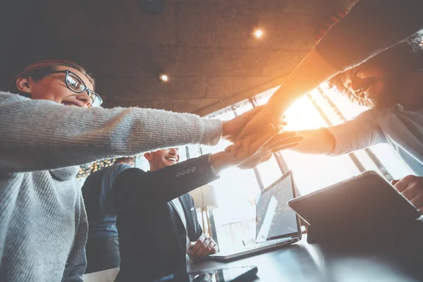 Primer plano de los jóvenes empresarios poniendo sus manos juntas. Un montón de manos. Unidad y concepto de trabajo en equipo.. —  Fotos de Stock