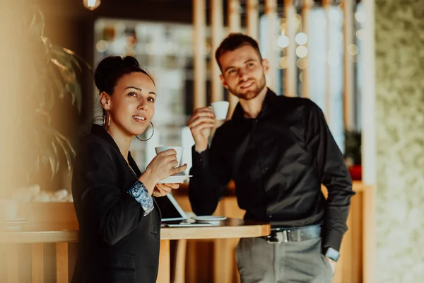 Dois jovens em uma pausa do trabalho em um café fazem uma pausa das obrigações cotidianas. — Fotografia de Stock