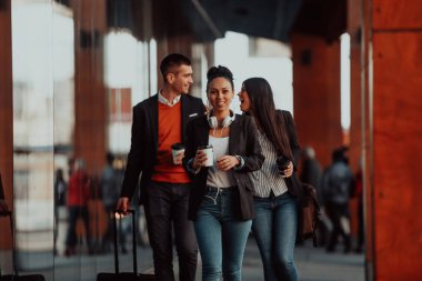 Modern bir şehirde yürüyen zarif iş adamları...