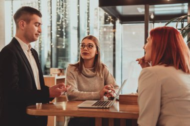 Bir grup arkadaş bir kafede takılıp iş hakkında konuşuyorlar.