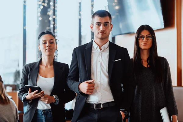 Grupo de empresarios exitosos que trabajan juntos en la oficina. — Foto de Stock