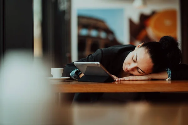 Lifestyle freelance woman he has resting sleeping after hard work long time in coffee shop — Stock Photo, Image