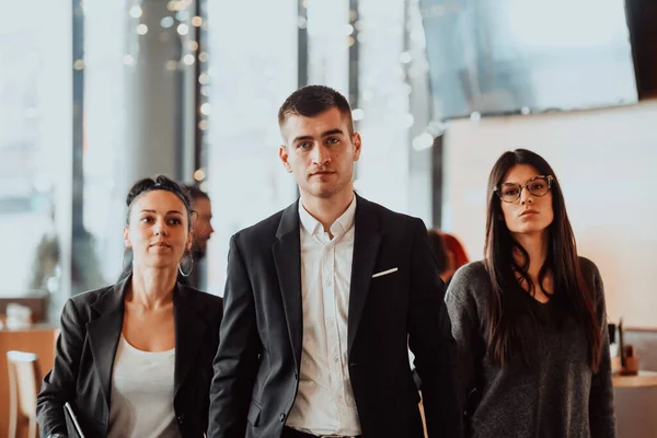 Groep succesvolle zakenmensen die samen op kantoor staan. — Stockfoto