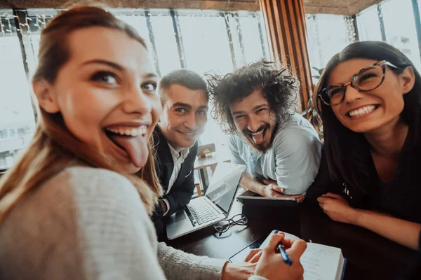 Modern bir ofiste oturan bir grup girişimcinin çılgın portresi..