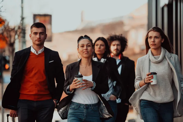 Compañeros de negocios caminando y hablando en las calles de la ciudad —  Fotos de Stock