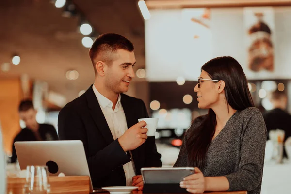 Homem e mulher modernos usam dispositivos modernos, laptop, tablet e smartphone e organizam novos projetos para o trabalho. Conceito de negócio . — Fotografia de Stock