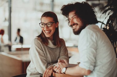 İş çifti hafta içi bir kafede oturuyor.