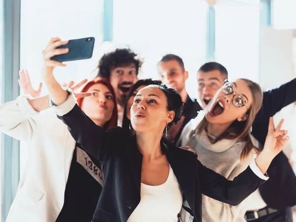 Feliz equipo de risa diversos colegas posando para el retrato de selfie en la oficina, amistoso grupo de empleados corporativos de diferentes edades y etnias haciendo videocall mirando la cámara de unión —  Fotos de Stock