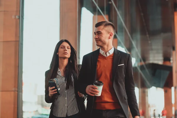 Geschäftsmann und Geschäftsfrau reden und halten Gepäck auf Geschäftsreise — Stockfoto