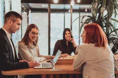 Bir grup arkadaş bir kafede takılıp iş hakkında konuşuyorlar.
