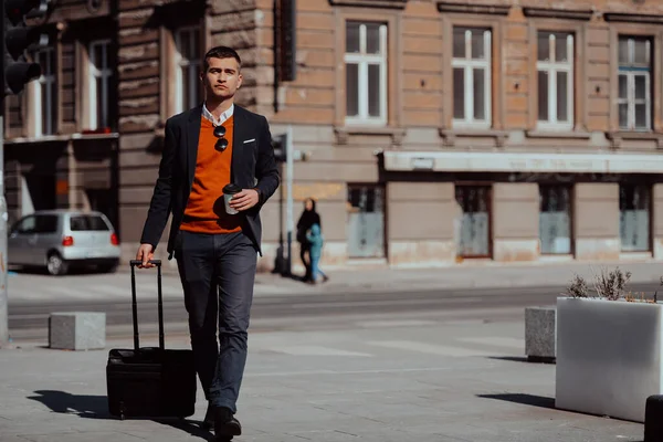 Homme d'affaires avec valise marche dans la rue — Photo