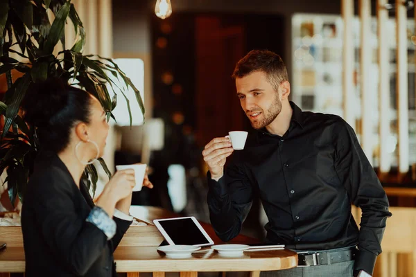 Dois jovens em uma pausa do trabalho em um café fazem uma pausa das obrigações cotidianas. — Fotografia de Stock