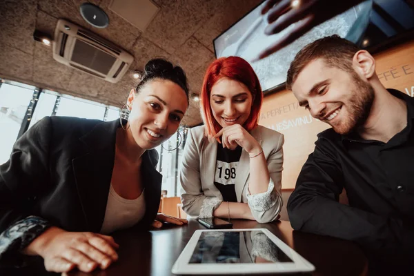 Ein verrücktes Porträt einer Gruppe von Unternehmern in einem modernen Büro. — Stockfoto