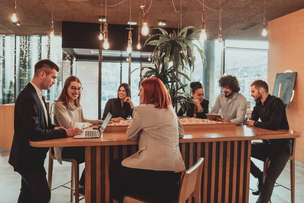 Bir grup arkadaş bir kafede takılıp iş hakkında konuşuyorlar.