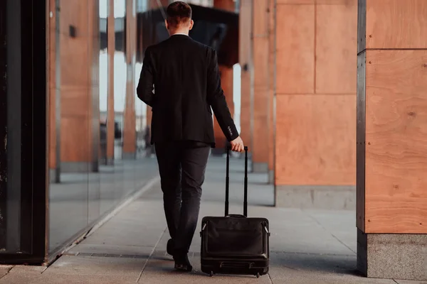 Havaalanı Terminaline Gidiyorum Kendine Güvenen Genç Adamı Sokaklarda Yürüyor Bavulunu — Stok fotoğraf