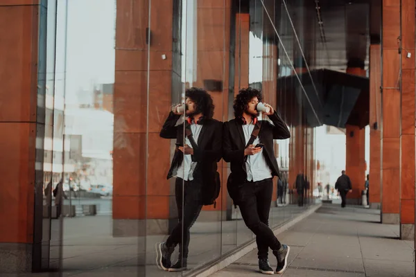 Glad Student Med Afro Frisyr Promenader Campus Medan Han Bär — Stockfoto