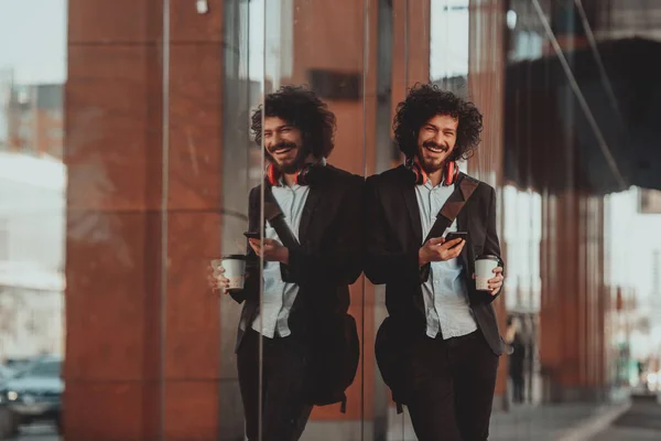 Glad Student Med Afro Frisyr Promenader Campus Medan Han Bär — Stockfoto