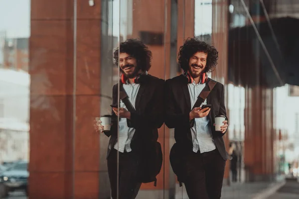 Estudiante Feliz Con Corte Pelo Afro Caminando Campus Mientras Usa —  Fotos de Stock