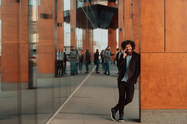 Estudiante Feliz Con Corte Pelo Afro Caminando Campus Mientras Usa —  Fotos de Stock