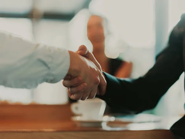 Gente Negocios Abogados Dándose Mano Terminando Reuniones Negociaciones Oficinas Soleadas — Foto de Stock