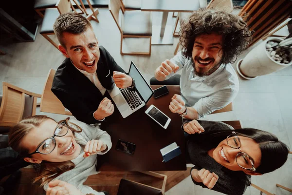 Een groep zakenmannen viert feest met hun handen omhoog — Stockfoto