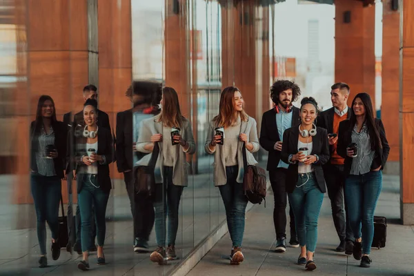 Gente Negocios Feliz Caminando Calle Después Exitoso Día Trabajo Discutiendo — Foto de Stock