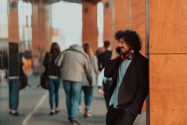 Šťastný Student Afro Účesem Procházky Kampusu Zatímco Sobě Jeho Manbag — Stock fotografie