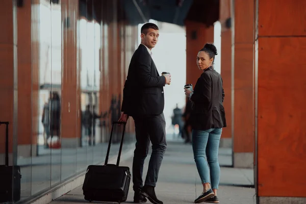 Uomo Affari Con Una Valigia Passeggia Città Bevendo Caffè Con — Foto Stock