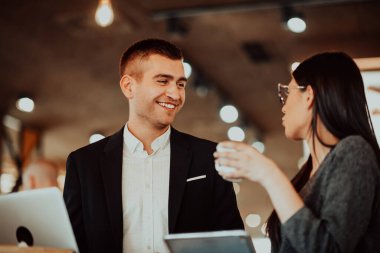 Modern erkek ve kadın modern cihazlar, dizüstü bilgisayar, tablet ve akıllı telefon kullanır ve iş için yeni projeler düzenler. İş konsepti .