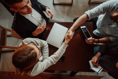 Erkek ve kadın ofiste el sıkışıyor..