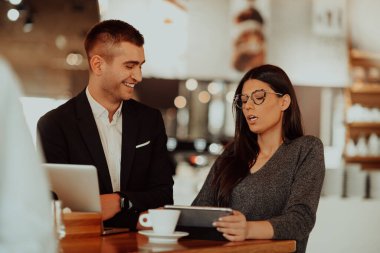 Modern erkek ve kadın modern cihazlar, dizüstü bilgisayar, tablet ve akıllı telefon kullanır ve iş için yeni projeler düzenler. İş konsepti .