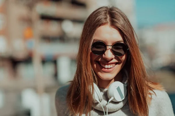 Een Vrouw Met Een Zonnebril Geniet Van Een Wandeling Stad — Stockfoto