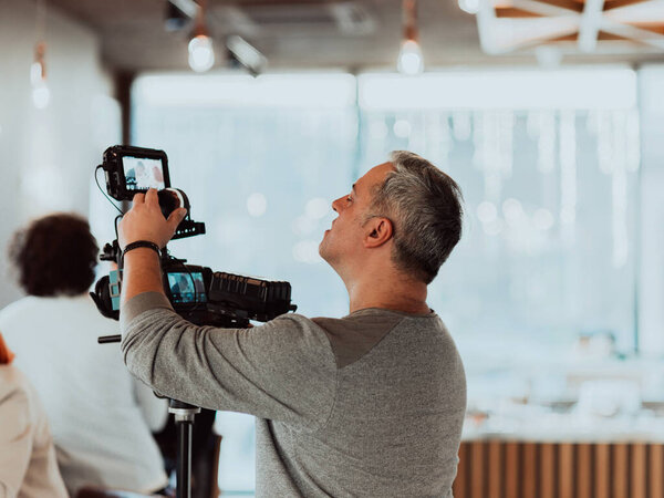 Оператор, работающий над профессиональными камерами