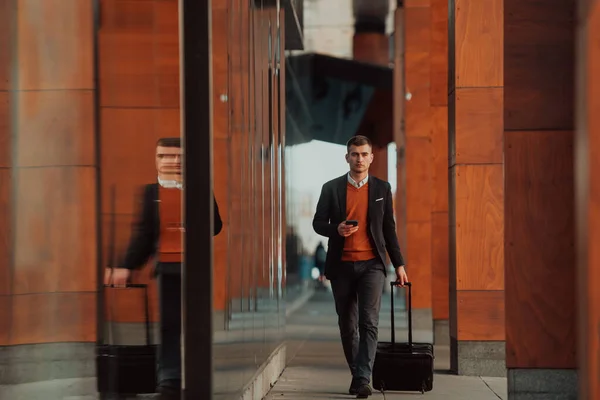 Vado Terminal Dell Aeroporto Giovane Viaggiatore Affari Fiducioso Passeggiando Strade — Foto Stock