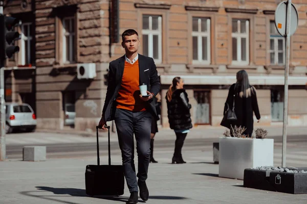 Vado Terminal Dell Aeroporto Giovane Viaggiatore Affari Fiducioso Passeggiando Strade — Foto Stock