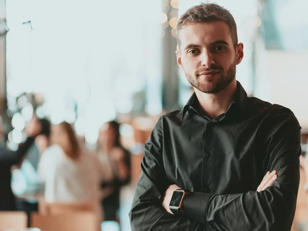 Vrolijke zelfverzekerde professionele zakenman met gekruiste handen portret. — Stockfoto