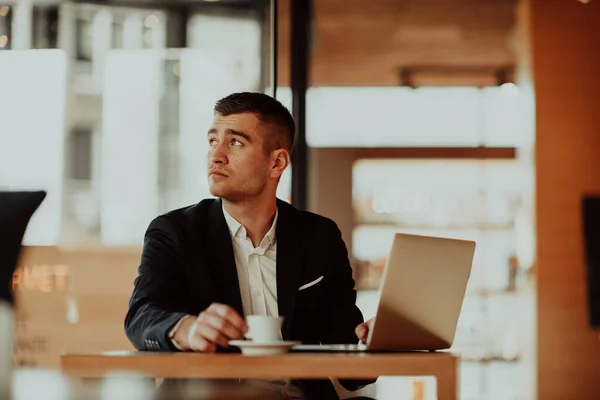 Hombre Negocios Sentado Cafetería Con Ordenador Portátil Teléfono Inteligente Empresario — Foto de Stock