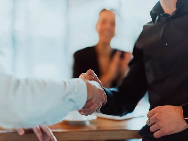 Empresários ou advogados apertando as mãos terminando reunião ou negociação no escritório ensolarado. — Fotografia de Stock