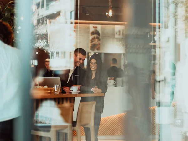 Affärsman och affärskvinna använda moderna enheter, bärbar dator, surfplatta och smartphone och ordna nya projekt för jobbet. Affärsidé . — Stockfoto